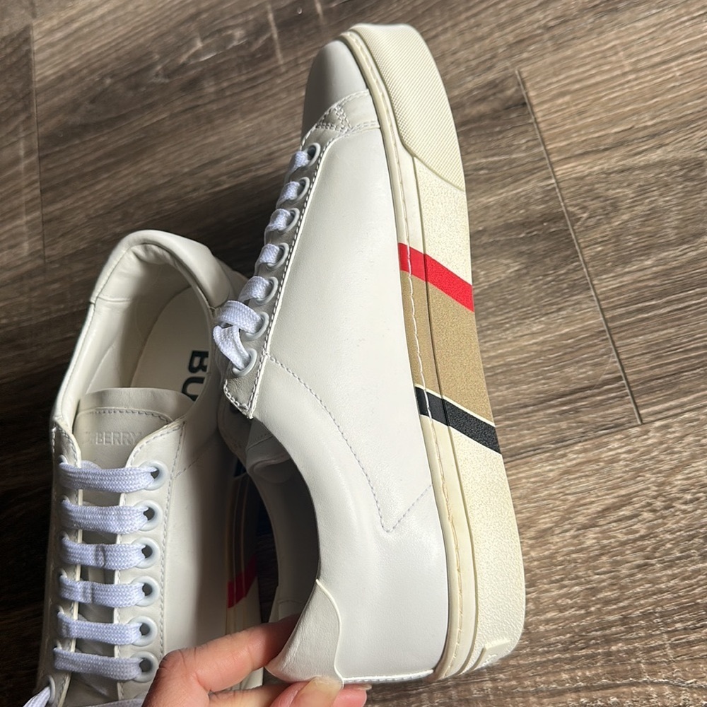 Burberry White sneakers/tennis shoes